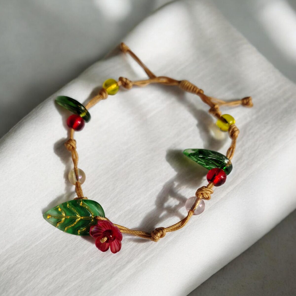 Pulsera artesanal en elaboración